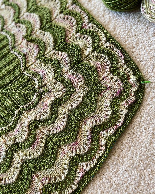 Krisanteema Shawl knitting kit – view 3