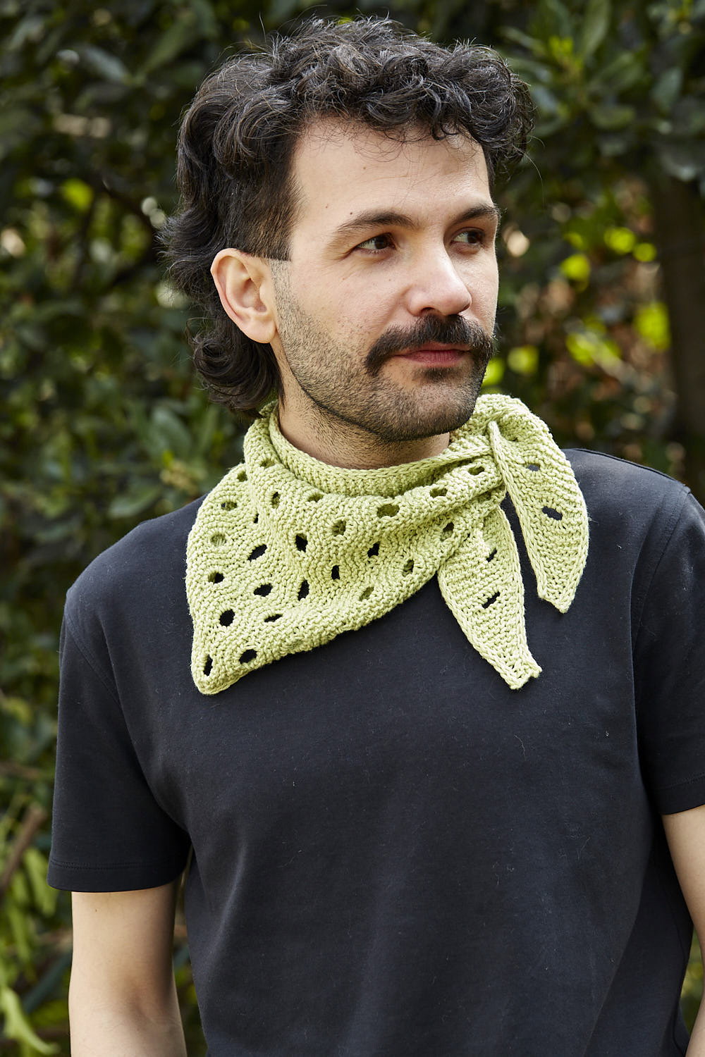 Hollo Bandana bandana by Yiğitcan / Pufido, knitted in Urth Yarns Etesia