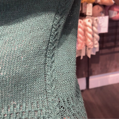 Ilha Jumper Kit in Duna – close-up of the side detail and hem of the Ilha in Moor