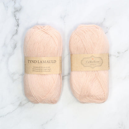 CaMaRose Tynd Lamauld in colourway Light Powder – 4ply weight llama, wool yarn
