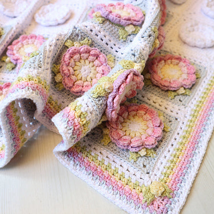 La Petite Fleur Blanket crochet kit – view 2