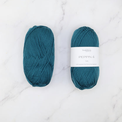 Fiddlesticks Peppin 4 in colourway Peacock – 4ply weight merino yarn