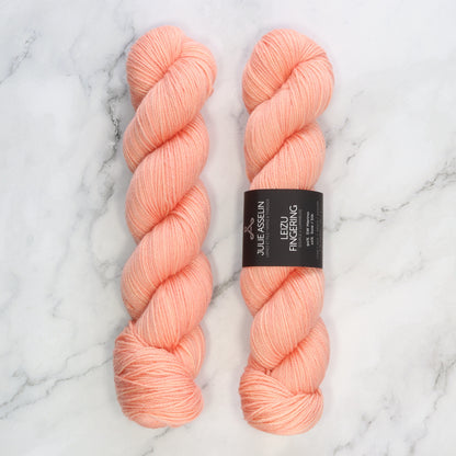 Julie Asselin Leizu Fingering in colourway Ti-Peche – 4ply weight merino, silk yarn