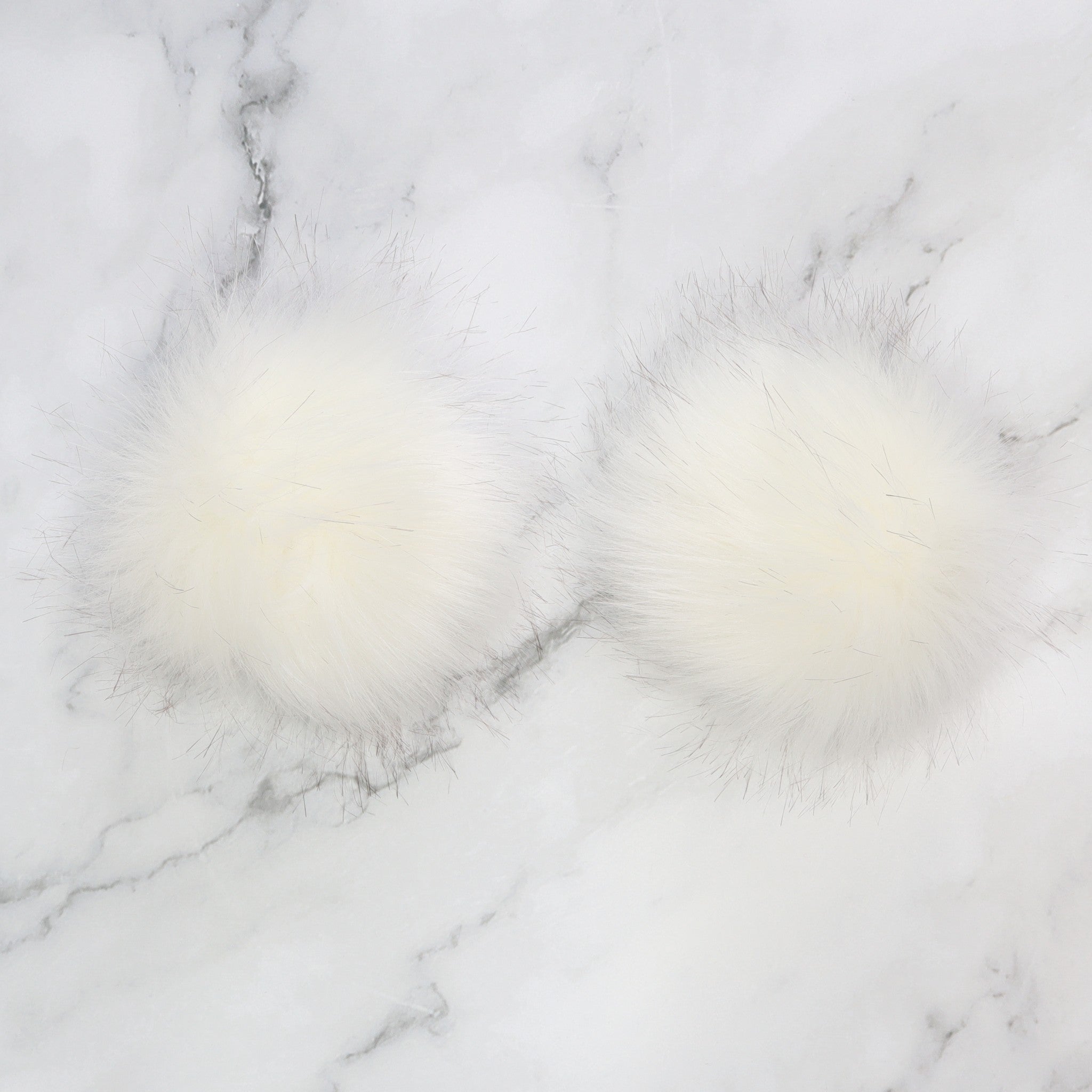 Skein Sisters Pom Poms – Ghost