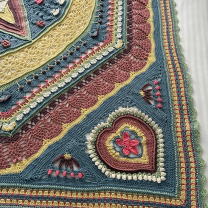 Universe in Bloom Blanket crochet kit – close-up of the heart corner in Gum Blossom